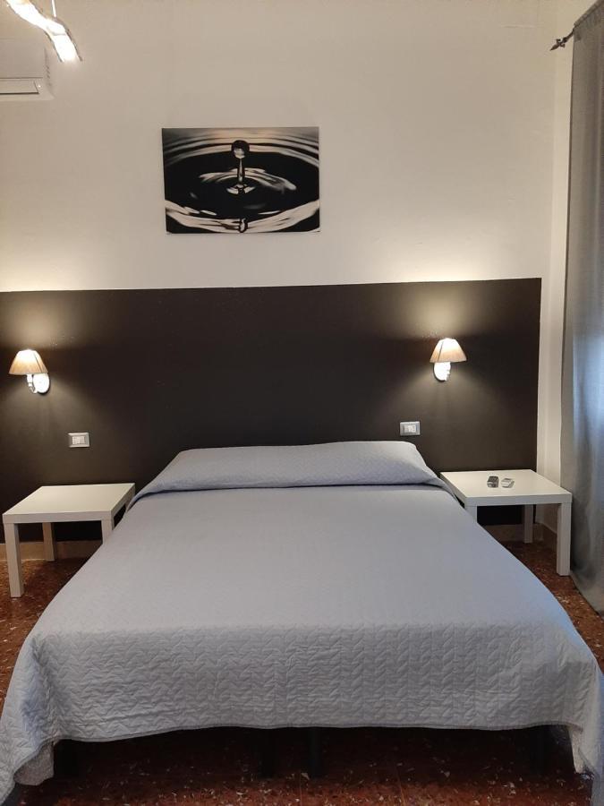 Zimmer mit Kingsize-Bett und Meerblick